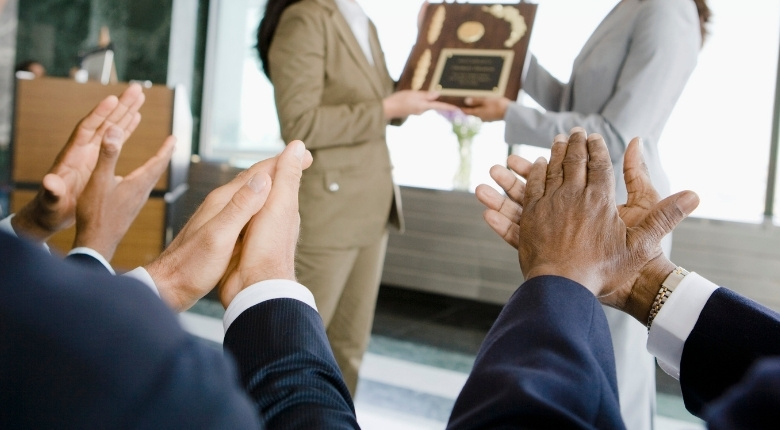 永年勤続表彰とは？ 導入の目的とメリット、記念品選びで失敗しないためのポイント