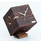 木製置き時計。斜めに置ける専用スタンド付き