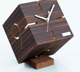 木製置き時計。斜めに置ける専用スタンド付き